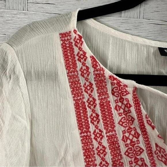 Torrid White Gauze Top with Red Embroidery in  excellent condition size00 - Picture 4 of 8
